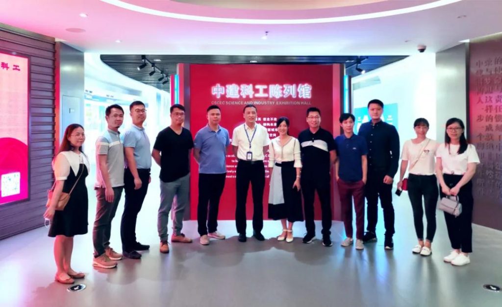 廣東工業(yè)設計城領導、深圳中國鋼結(jié)構(gòu)博物館館長、巖星領導合照